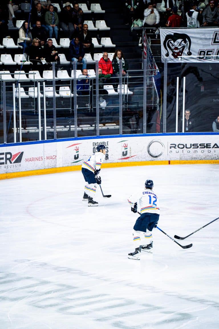 Les hockeyeurs de Nice sur la glace.