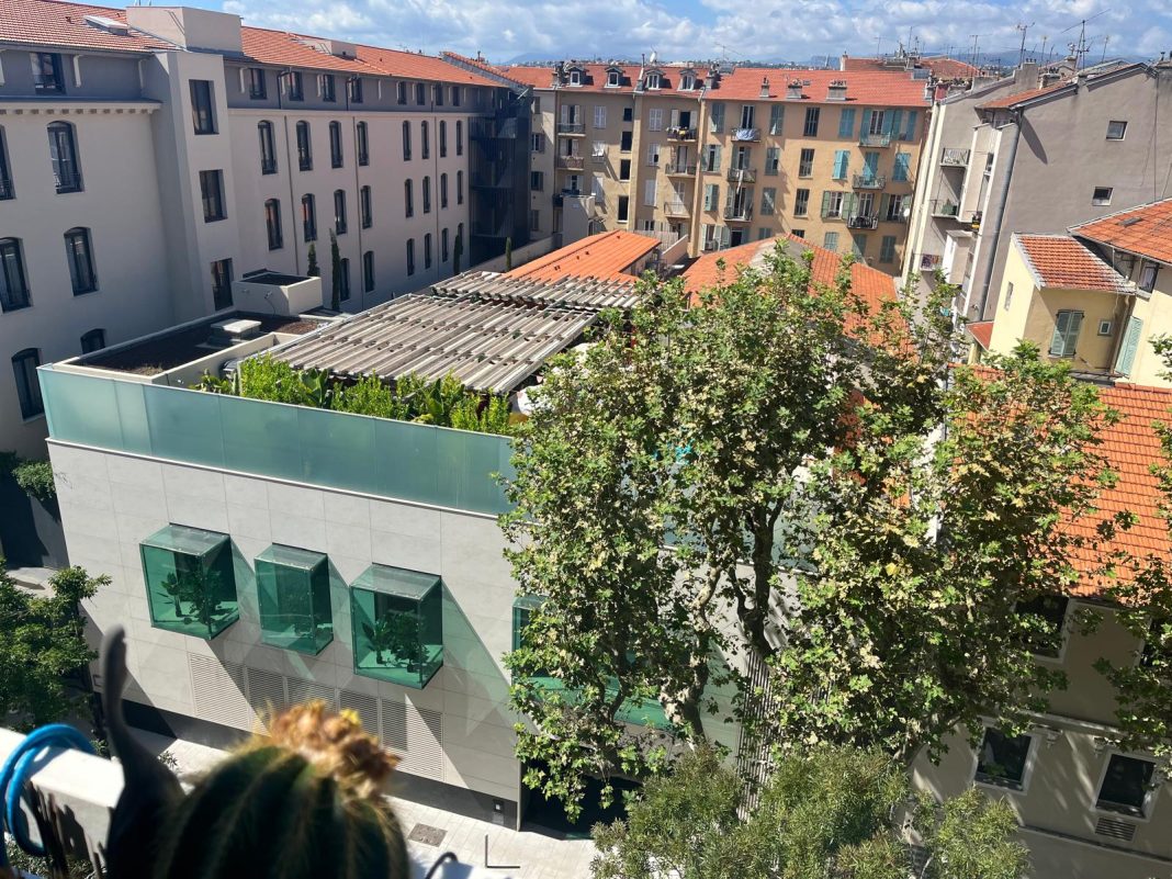 Voici le rooftop de l'hôtel Mama Shelter à Nice est ouvert depuis le 13 juin 2024. Sur le toit ouvrant, il y a une piscine, un bar et une terrasse.