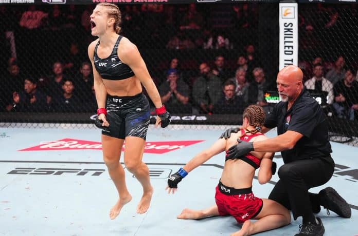 La Niçoise manon Fiorot saute de joie après son succès dans la cage. De l'autre côté l'arbitre tient son adversaire à genou.