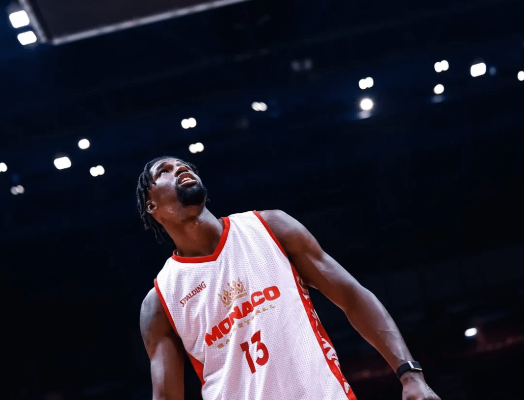 Un joueur de la Roca Team sur le parquet de Milan.