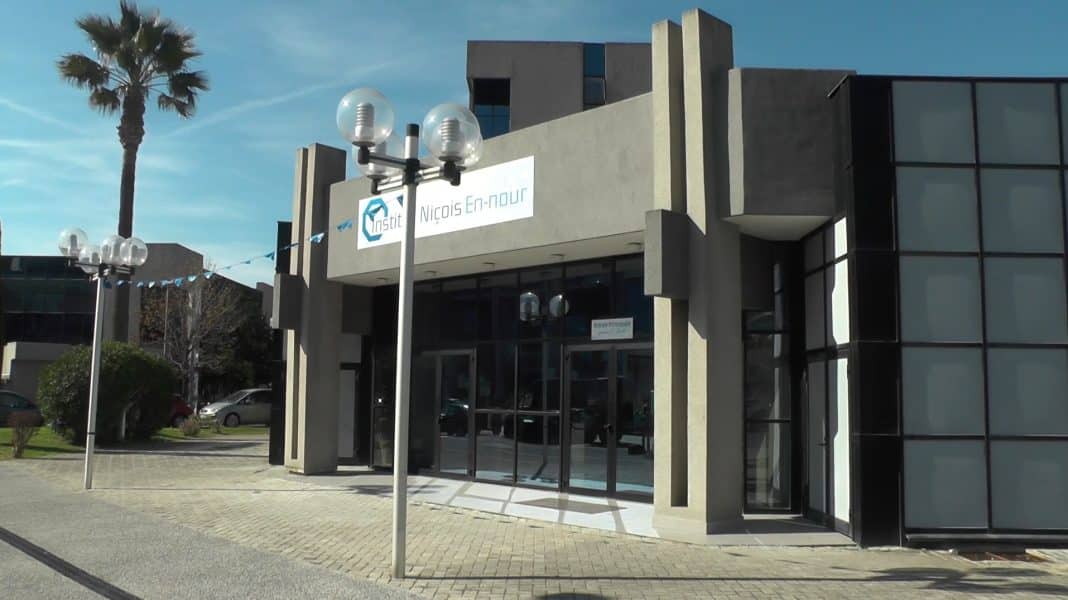 L'entré de la mosquée En-Nour de Nice avec un lampadaire devant.