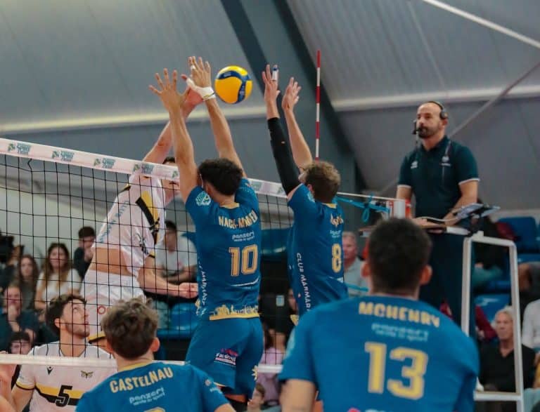 Les joueurs du Nice Volley ball au contre au filet.