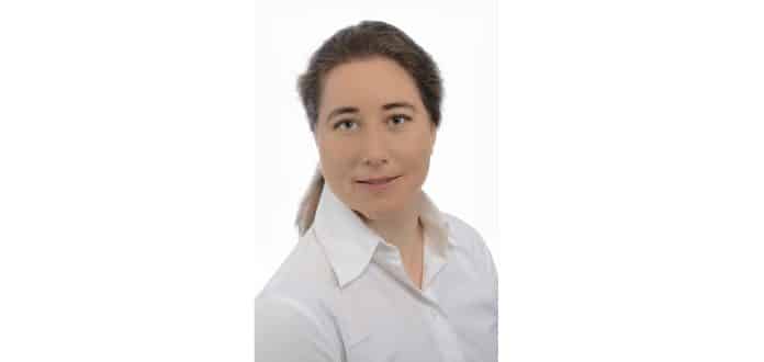 La candidate aux municipale à Nice Nathalie DLOUSSKY en chemise blanche.