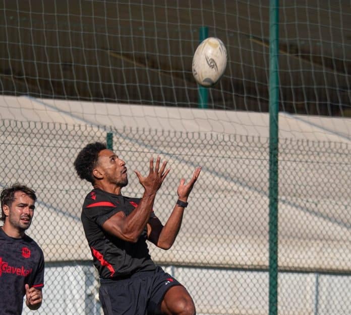 Un joueur de Nissa Rugby récupère un ballon en l'air.