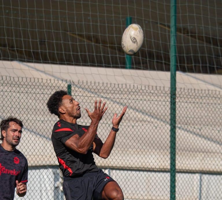 Un joueur de Nissa Rugby récupère un ballon en l'air.