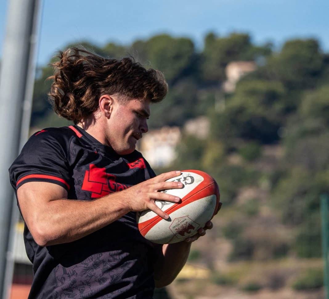 Un joueur de Nissa Rugby prend le ballon sur une touche.