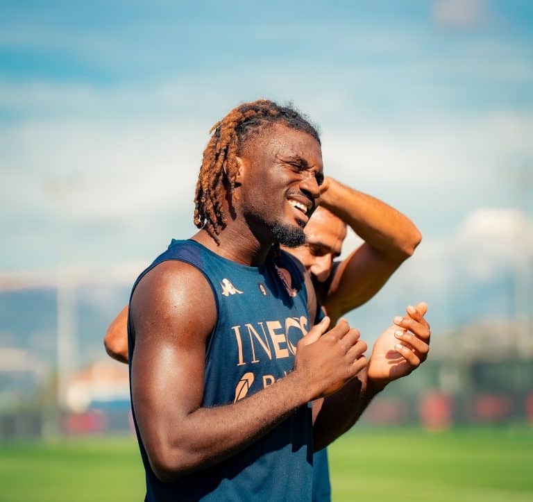 Terem Moffi encourage ses partenaires de l'OGC Nice.