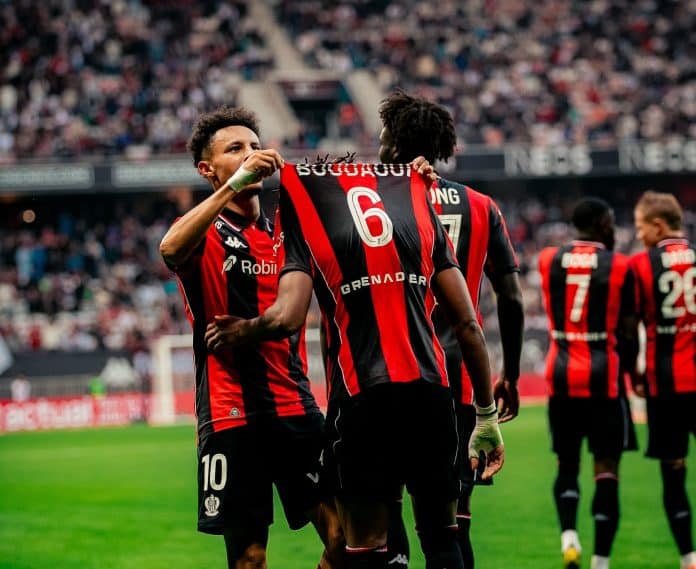 Les joueurs de l'OGC Nice clébèrent un but face à Lyon dans leurs couleurs traditionnelles rouge et noir.