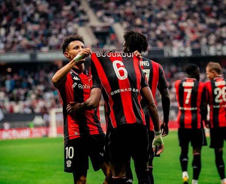 Les joueurs de l'OGC Nice clébèrent un but face à Lyon dans leurs couleurs traditionnelles rouge et noir.