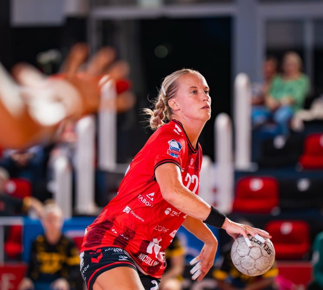 Hanna Ahlén la joueuse de l'OGC Nice ballon en main.