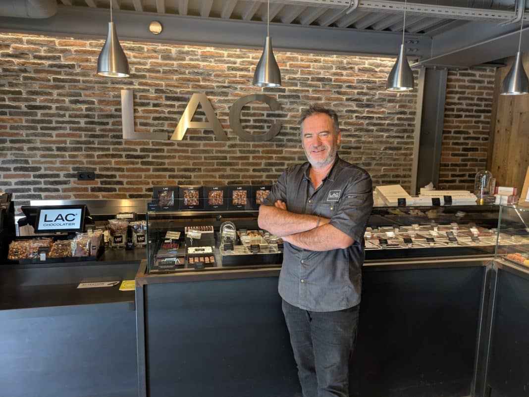 Pascal LAC, chocolatier, fête les 30 ans depuis l'ouverture de sa première boutique de la Maison LAC. Il pose devant la vitrine de sa boutique de chocolat de la Trinité, à Nice, dans son laboratoire