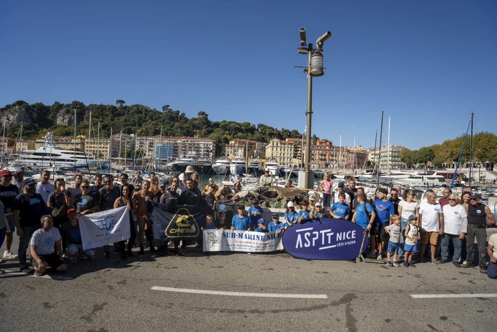La trentaine de personnes ayant participé au ramassage sur le port.