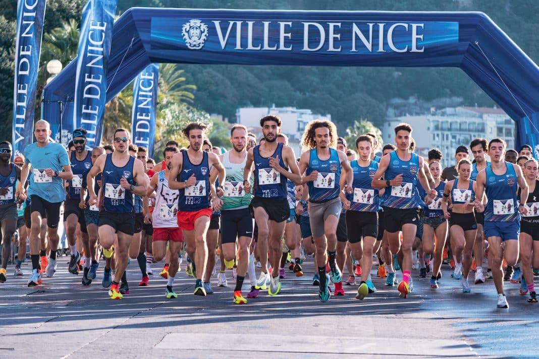 Les coureurs de la Prom' Record Day s'élance sur la ligne de départ sur la Promenade des Anglais de Nice en tenue de sport.