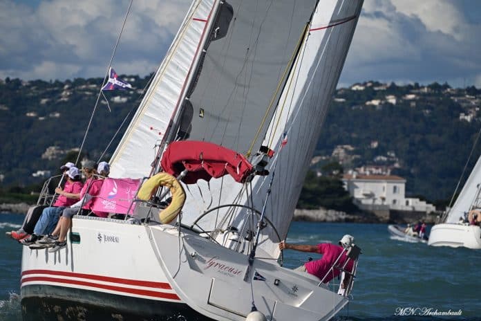 Des femmes habillées en rose sur un voilé le long de la côte à Antibes.