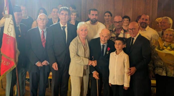 René DI Fraja, 102 ans posant avec sa famille, Éric Ciotti (à droite), Charles-Ange Ginésy (gauche), après aoir été récompensé de la légion d'honneur