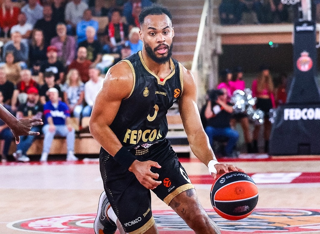 Les joueurs de la Roca Team en maillot noir.