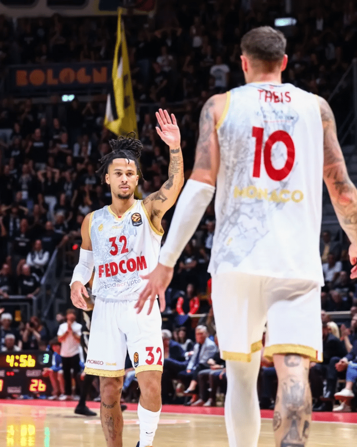 Les joueurs de la Roca Team, Matthew Strazel et Daniel Theis, contre Milan en Euroligue.