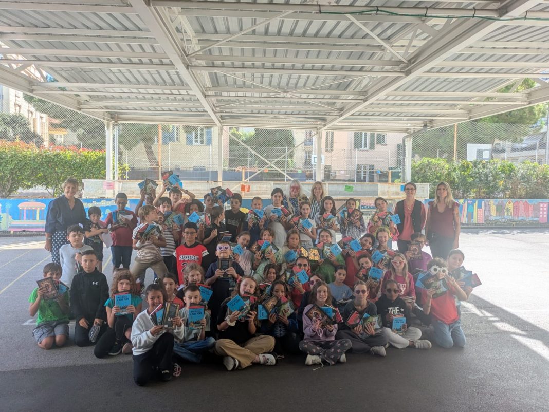 Susie Morgenstern et les élèves de CM1-CM2 de l'école Von Derwies de Nice participant aux prix Jeunesse - le livre des élèves de Nice 2025, tenant dans leurs mains les 4 livres sélectionner pour le concours.