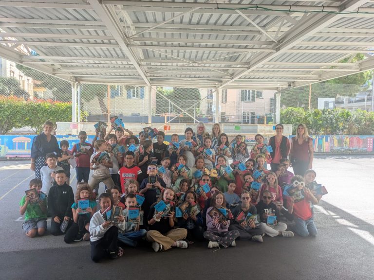 Susie Morgenstern et les élèves de CM1-CM2 de l'école Von Derwies de Nice participant aux prix Jeunesse - le livre des élèves de Nice 2025, tenant dans leurs mains les 4 livres sélectionner pour le concours.
