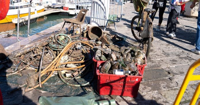 Un tas de déchets sur le port de Nice avec des gros objets difficilement reconnaissable à cause des algues.