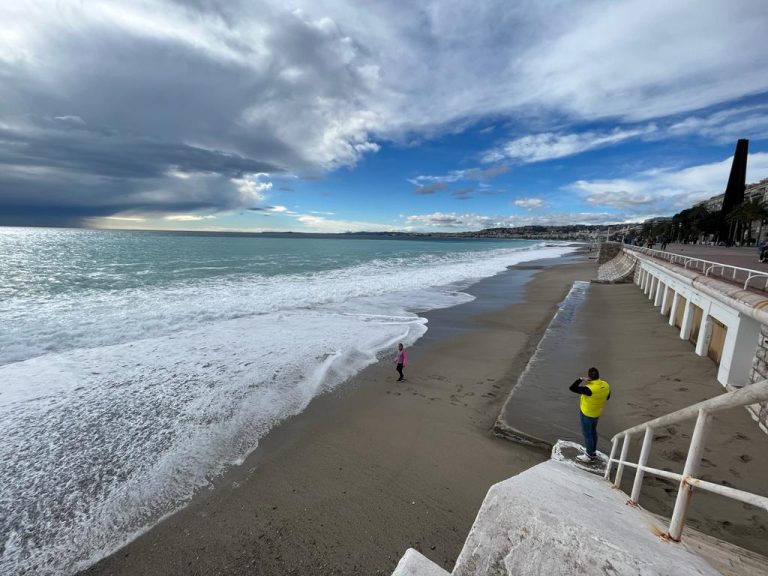 La Promenade des Anglais après le passage dune tempête en 2023 avec une mer déchaînée et des nuages très gris.