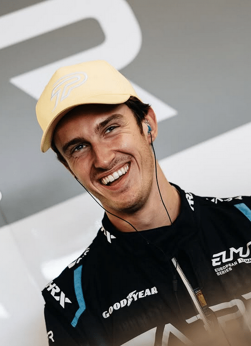 Le pilote grassois Théo Pourchaire souriant avec sa combinaison bleuet noir du team Algarve Pro Racing en ELMS.