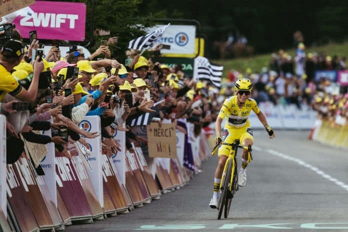 La Française Pauline Ferrand-Prévot avec le maillot jaune lors du Tour de France Femmes 2025.
