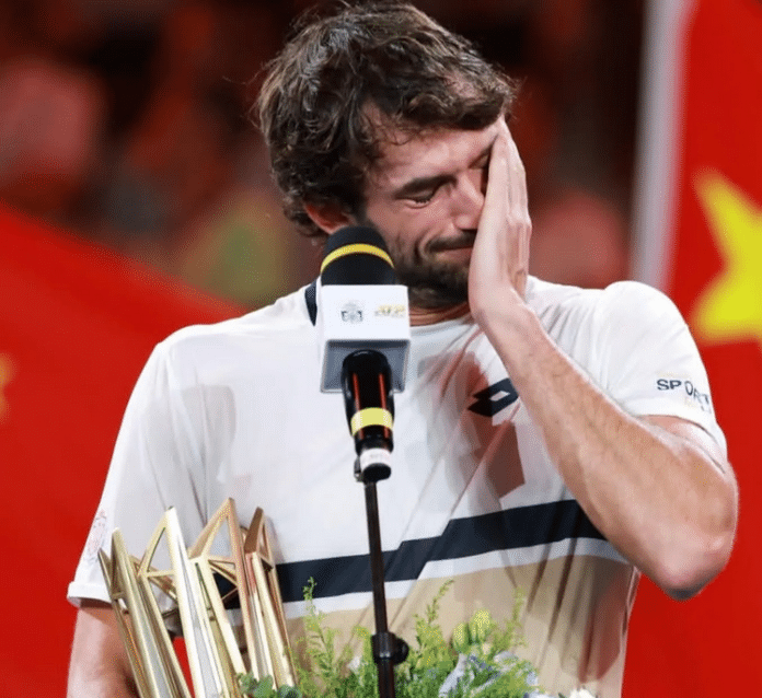 Le Monégasque Valentin Vacherot après son succès au Masters 1000 de Shanghai très ému avec son trophé dans les mains.