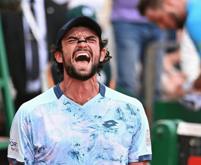 Le tennisman monégasque Valentin Vacherot crie de joie après une victoire.