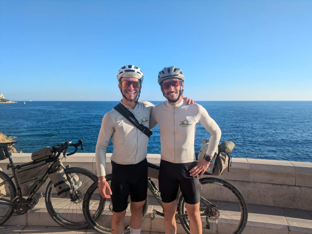 Valentin (gauche) et Tom (droite), tout sourire à leur arrivée au Cadran solaire à Nice après 9 jours de traversée des Alpes-Maritimes