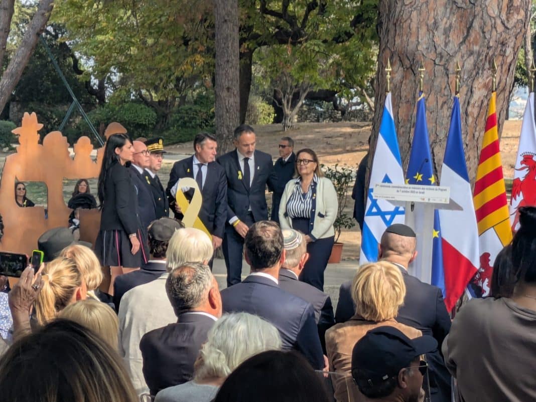 Les autorités locales ainsi que le maire de Nice Christian Estrosi, Éric Ciotti, le président du département Laurent Hottiaux et le président du CRIF Sud-Est Jérôme Culioli retirant le ruban jaune du monument en mémoire des victimes de l'attentat du 7 octobre 2023 lors de la deuxième cérémonie mémorielle de l'attentat, le 13 octobre 2025 à la Colline du Château à Nice