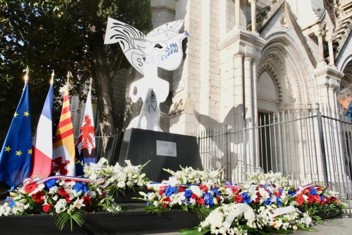 La basilique de Nice avec des gerbes de fleurs devant La Colombe de la paix.