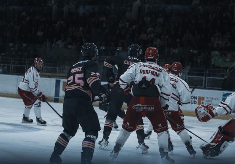Les hockeyeurs de Nice en bleu sur la glace à la bataille avec Briançon.