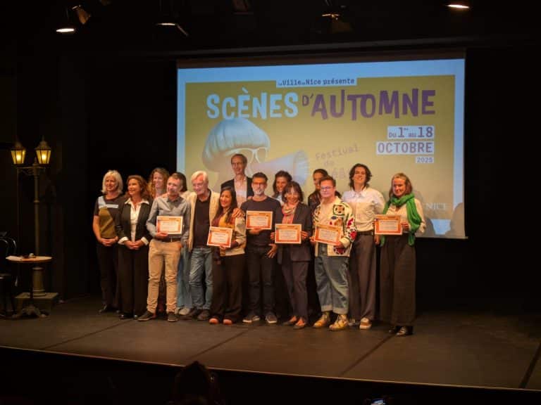 les lauréats de la soirée réunis sur la scène du Théâtre Francis Gag à Nice avec les jury, Patrick Mottard et Jennifer Moreau lors de la remise des prix et cloture du festival Scènes d'Automne 2025