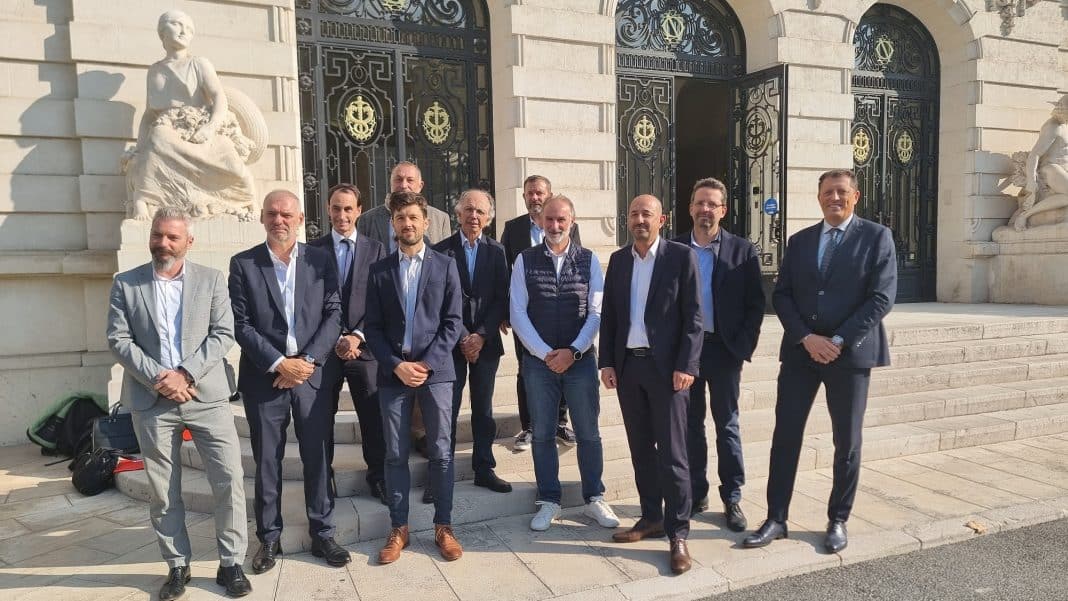 Les élus locaux de la CIC devant le bâtiment de la Chambre de Commerce et d'Industrie.