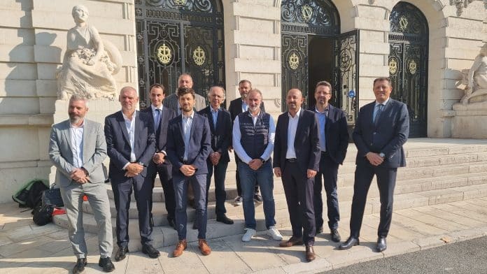 photo partenaires OIH CIC Les élus locaux de la CIC devant le bâtiment de la Chambre de Commerce et d'Industrie.