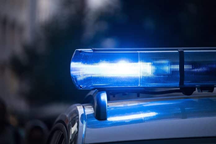 Un gyrophare de police bleu.