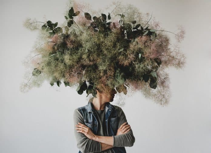 un homme avec des idées au dessus de la tête symbolisant une grande réflexion.