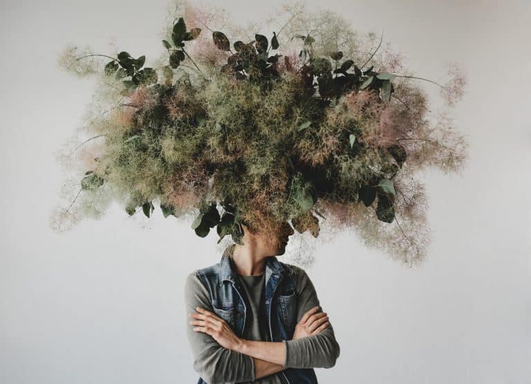 un homme avec des idées au dessus de la tête symbolisant une grande réflexion.