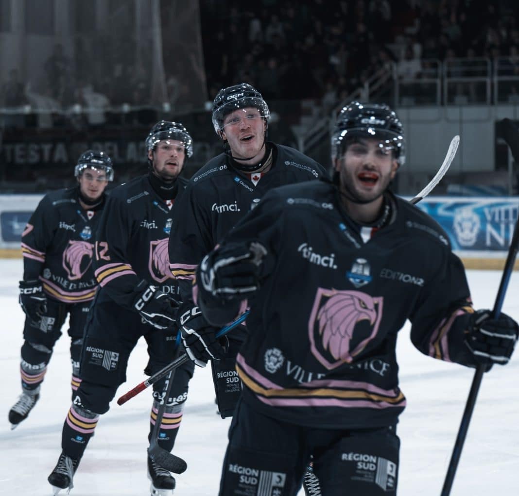Les Aigles de Nice en bleu sur la gale tout sourire après une victoire.
