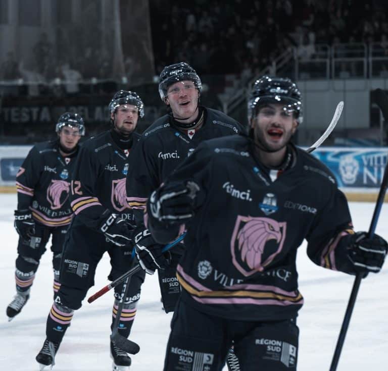 Les Aigles de Nice en bleu sur la gale tout sourire après une victoire.