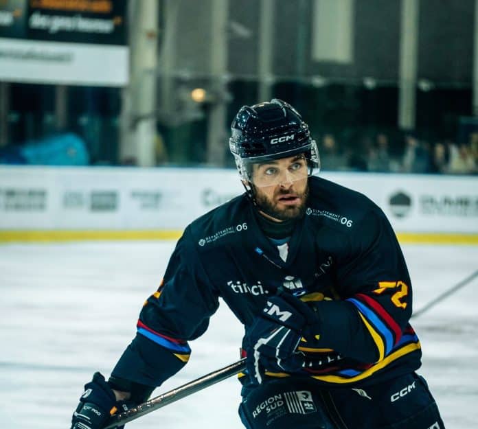 un jouer des Aigles de Nice dans la tenue bleu foncée des Aigles de Nice.