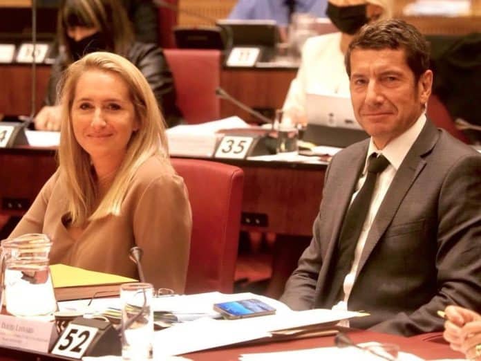 La Sénatrice des Alpes-Maritimes Alexandra Borchio Fontimp et le maire de Cannes David Lisnard installés l'un à côté de l'autre dans l'hémicycle du département des Alpes-Maritimes.
