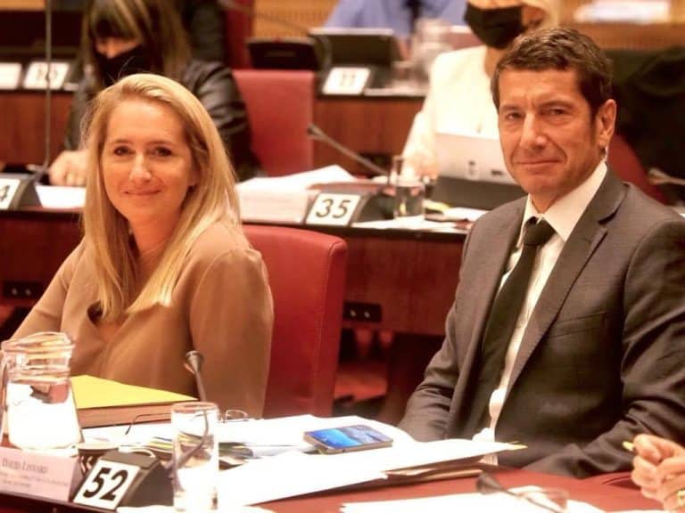 La Sénatrice des Alpes-Maritimes Alexandra Borchio Fontimp et le maire de Cannes David Lisnard installés l'un à côté de l'autre dans l'hémicycle du département des Alpes-Maritimes.