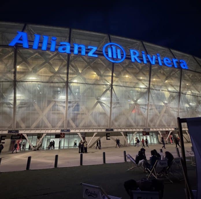 Allianz Riviera Le stade Allianz Riviera de nuit avec des supporters devant.