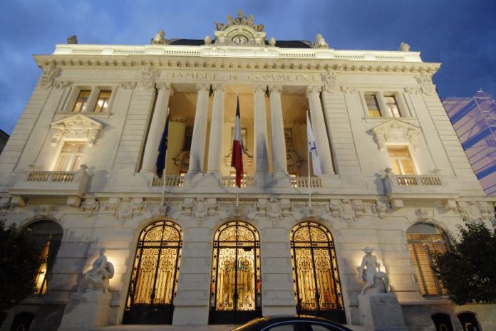 Le bâtiment de la CCI dans un style ancien chic, éclairé en fin de journée.