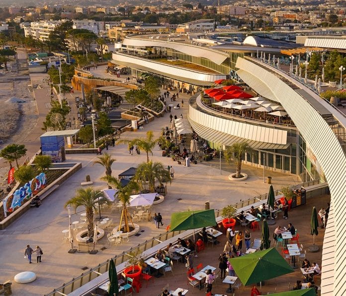 Le centre commerciale Cap 3000 à Saint-Laurent du Var propose plusieurs étages avec de la restaurations en terrasse, des boutiques de shopping et autres, le tout au bord de la mer.