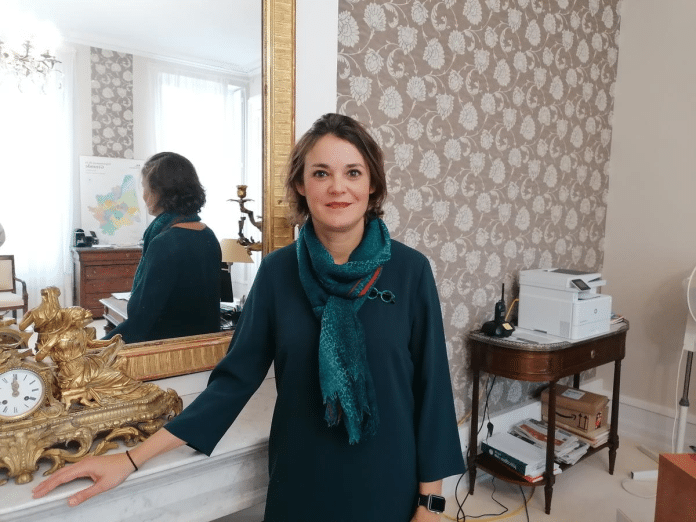 Céline MAQUET La nouvelle sous-préfète Céline MAQUET chargée de mission « politique de la ville et politiques sociales » prend la pose en chemisier vert.