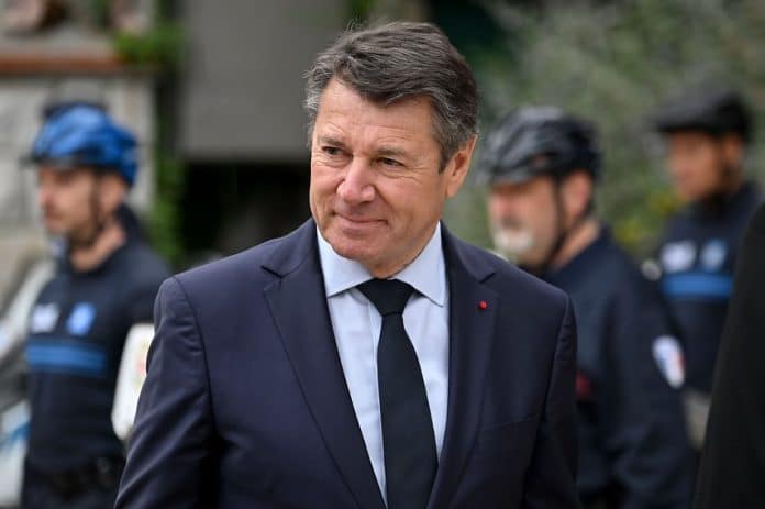 Christian Estrosi portrait Le maire de Nice en costume cravate bleu foncé.