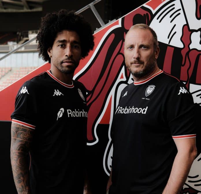 Dante et supporter OGC Nice Le capitaine de l'OGC Nice avec un représentant des supporters prennent la pose avec le nouveau maillot noir de l'OGC Nice